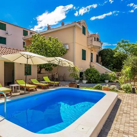 Beatiful Antonela With Pool In *