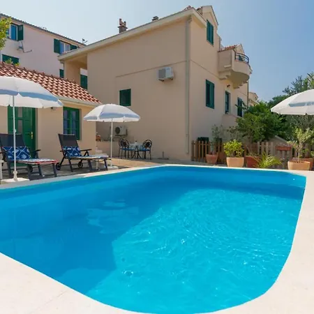 Beatiful Antonela With Pool In