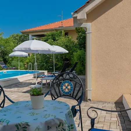 Beatiful Antonela With Pool In *