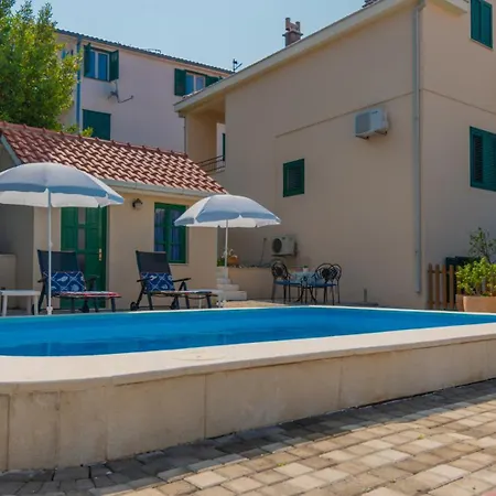 Beatiful Antonela With Pool In *